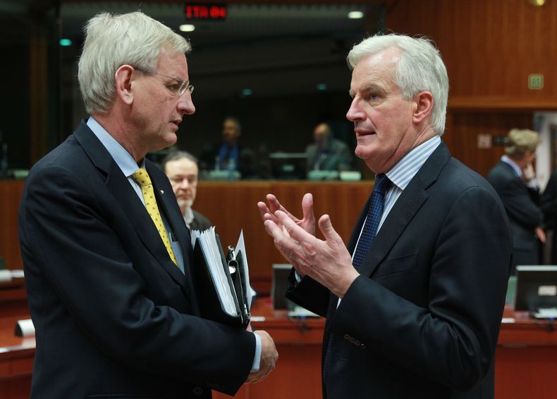 Michel Barnier, Comisionado Europeo para Servicios y Mercado Interno, derecha, conversa con el ministro sueco de Relaciones Exteriores Carl Bildt antes de la reuni&oacute;n extraordinaria de ministros de Relaciones Exteriores de la Uni&oacute;n Europea pa