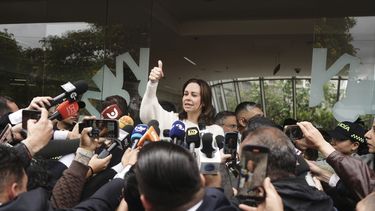 María Claudia Tarazona, esposa del senador colombiano Miguel Uribe Turbay, quien fue baleado en un mitin político, habla con la prensa afuera de la clínica donde está siendo tratado en Bogotá, Colombia, el martes 10 de junio de 2025. (AP Foto/Iván Valencia)
