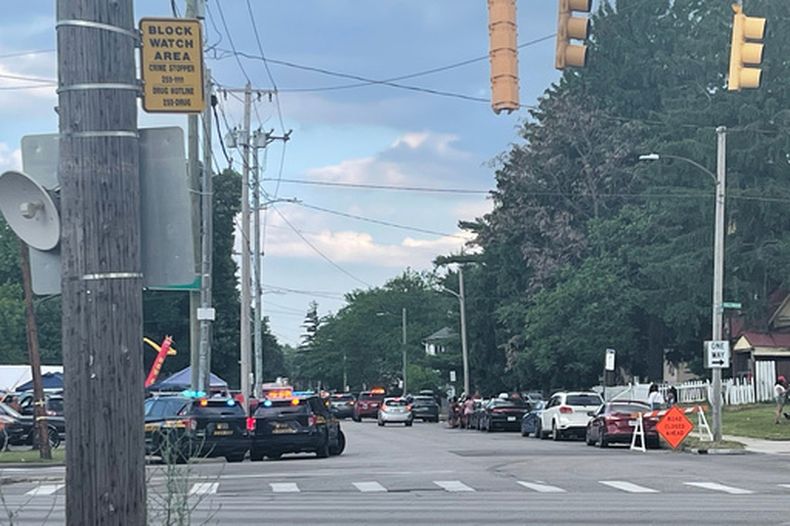 Agentes de policía en el lugar de un tiroteo cerca de un festival, el sábado 6 de junio de 2026, en Toledo, Ohio. (WTVG via AP)