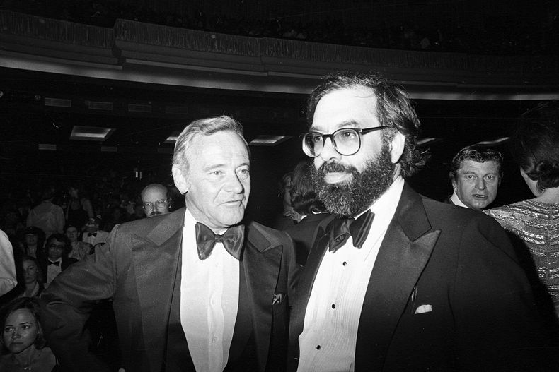 ARCHIVO - Los directores Volker Schlondorff, izquierda, y Francis Ford Coppola, ganadores de la Palma de Oro en la ceremonia de premiación del Festival de Cine de Cannes el 25 de mayo de 1979. Schlondorff dirigió “Die Blechtrommel” (El tambor de hojalara) y Coppola Apocalypse Now. (Foto AP, archivo)