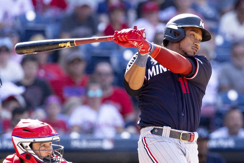 Jorge Polanco de los Mellizos de Minnesota conecta un sencillo remolcador ante los Filis de Filadelfia, el domingo 13 de agosto de 2023, en Filadelfia. (AP Foto/Laurence Kesterson)