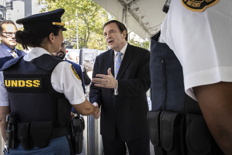 El jefe interino de la policía de Nueva York, Thomas G. Donlon, estrecha la mano de la inspectora de seguridad Malinda Mccormack en el exterior de la sede de las Naciones Unidas, el viernes 20 de septiembre de 2024. (AP Foto/Stefan Jeremiah)