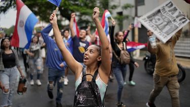 Simpatizantes del candidato presidencial Paraguayo Cubas, del Partido Cruzada Nacional, protestan el lunes 1 de mayo de 2023 por un presunto fraude en las elecciones del 30 de abril, en Asunción, Paraguay. (AP Foto/Jorge Saenz)