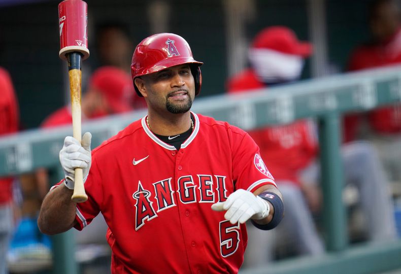 ARCHIVO - El dominicano Albert Pujols de los Angelinos de Los Ángeles, saluda en el juego del 12 de septiembre de 2020, ante los Rockies de Colorado (AP Foto/David Zalubowski, archivo)