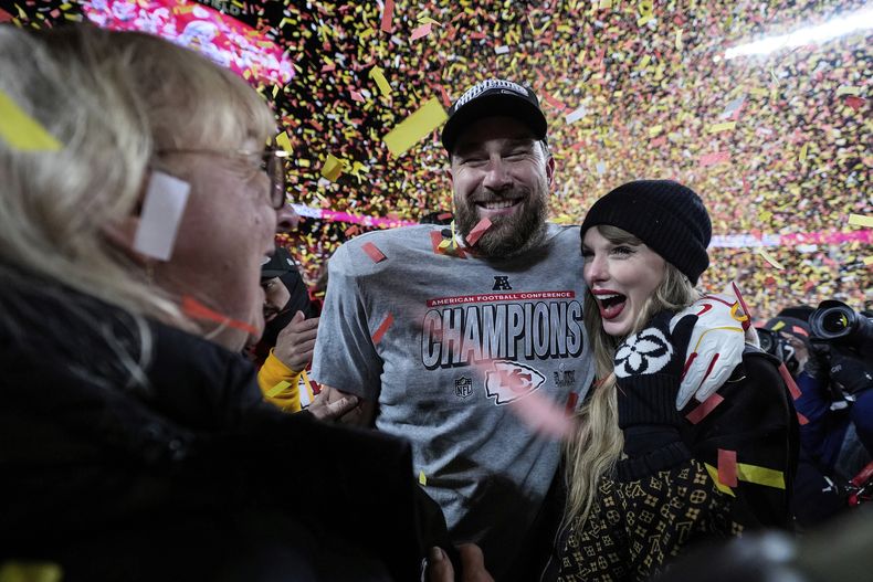 ARCHIVO - Donna Kelce con su hijo, el ala cerrada de los Chiefs de Kansas City, Travis Kelce, y Taylor Swift después del partido de fútbol americano de la NFL por el Campeonato de la AFC contra los Bills de Buffalo, el 26 de enero de 2025, en Kansas City, Mo. (Foto AP/Ashley Landis, archivo)