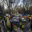 ARCHIVO - Estudiantes en protesta contra la guerra en Gaza, y transeúntes que caminan por Harvard Yard, son vistos en un campamento en la Universidad de Harvard en Cambridge, Massachusetts, 25 de abril de 2024. (AP foto/Ben Curtis, archivo)