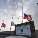 ARCHIVO – En la imagen, revisada por oficiales del Ejército de Estados Unidos, se observan banderas a media asta en Camp Justice, el 29 de agosto de 2021, en la Base Naval de Guantánamo, Cuba. (AP Foto/Alex Brandon, Archivo)