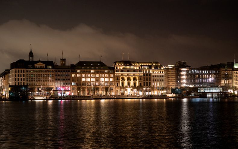 Una vista de Binnenalster, en Hamburgo, Alemania, el martes 31 de marzo de 2026. (Daniel Bockwoldt/dpa via AP)