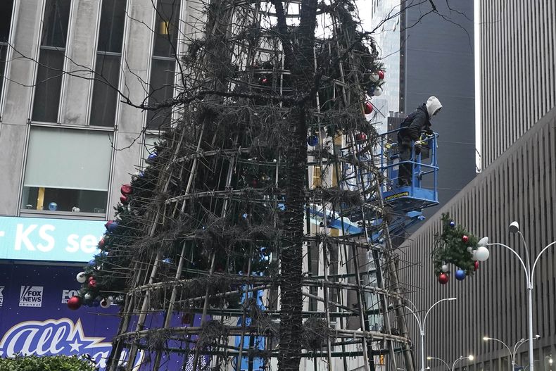 ESP-GEN NY-ARBOL DE NAVIDAD INCENDIADO