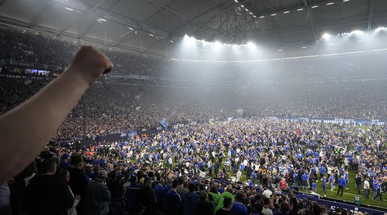 Schalke asciende a la Bundesliga tras romper lazos rusos