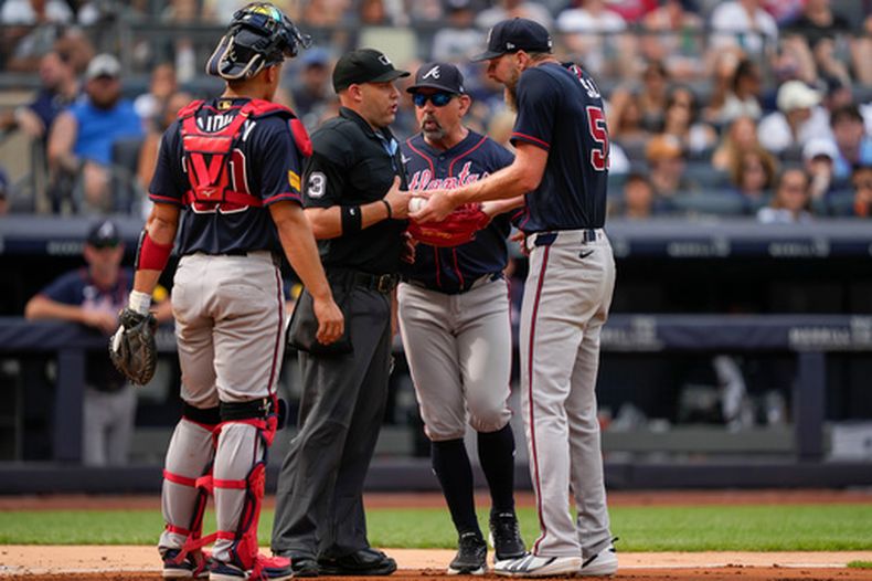 El lanzador de los Bravos de Atlanta, Chris Sale, a la derecha, discute con el árbitro de home, Dan Merzel, a la izquierda, durante la quinta entrada de un partido de béisbol contra los Yankees de Nueva York, el sábado 8 de agosto de 2026, en Nueva York. (Foto AP/Yuki Iwamura)