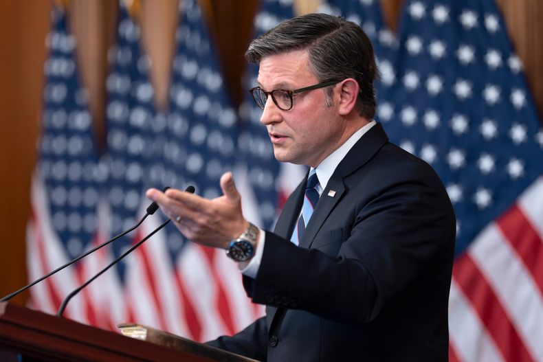 El presidente de la Cámara de Representantes, Mike Johnson, durante una conferencia de prensa en el séptimo día del cierre de gobierno, el martes 7 de octubre de 2025, en Washington. (AP Foto/J. Scott Applewhite)