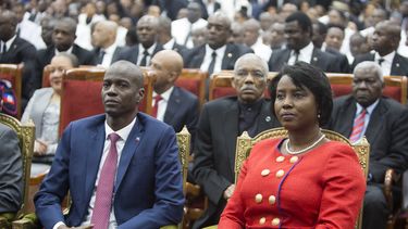 ARCHIVO - El presidente de Haití, Jovenel Moïse, sentado al lado de su esposa Martine durante su ceremonia de investidura en el Parlamento de Puerto Príncipe el martes 7 de febrero de 2017. (AP Foto/Dieu Nalio Chery, Archivo)