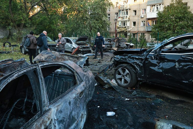 En la imagen, varios vehículos dañados por un ataque ruso a un vecindario residencial en Zaporiyia, Ucrania, el 9 de octubre de 2026. (AP Foto/Kateryna Klochko)