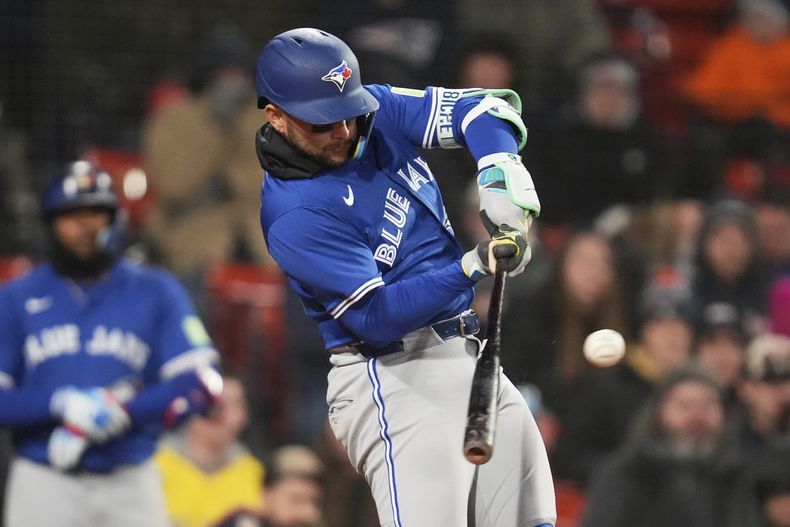 Bo Bichette, de los Azulejos de Toronto, eleva un globo de sacrificio para producir la carrera del triunfo en la 11ma entrada sobre los Medias Rojas de Boston, el miércoles 9 de abril de 2025 (AP Foto/Charles Krupa)