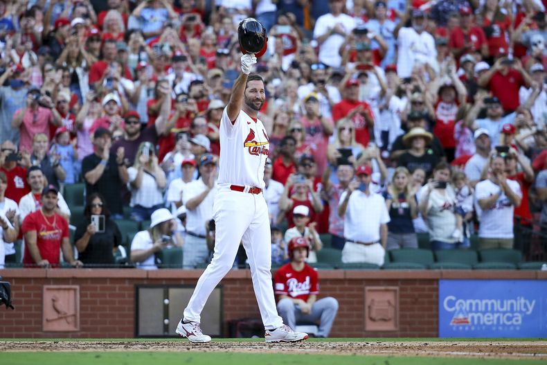 Adam Wainwright de los Cardenales de San Luis levanta su casco en agradecimiento a los aficionados mientras se prepara para batear en la octava entrada del juego ante los Rojos de Cincinnati el domingo primero de octubre del 2023. (AP Foto/Scott Kane)