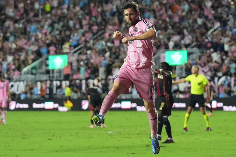 Lionel Messi festeja tras marcar un gol para Inter Miami en el partido de la MLS contra Atlanta United, el sábado 11 de octubre de 2025, en Fort Lauderdale, Florida (AP Foto/Lynne Sladky)