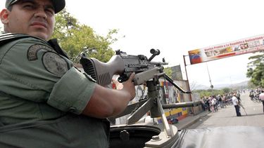 el nuevo herald: enfrentamiento entre bandas militares ocasiono cierre de frontera colombo-venezolana