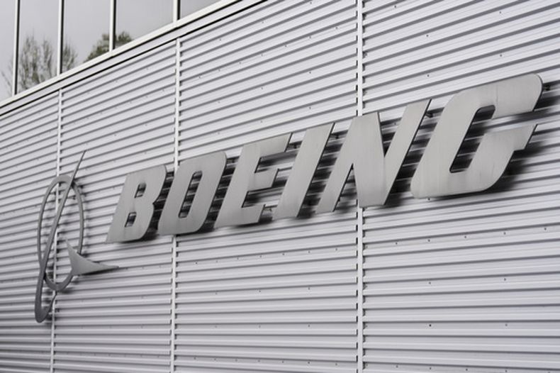 El logo de Boeing fuera de la fábrica de la compañía, el miércoles 15 de abril de 2026, en Renton, Washington. (AP Foto/Lindsey Wasson, Archivo)