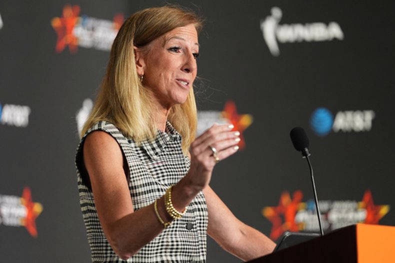 ARCHIVO - Foto del 19 de julio del 2025, la comisionada de la WNBA Cathy Engelbert en conferencia de prensa antes del Juego de Estrellas. (AP Foto/Michael Conroy, Archivo)