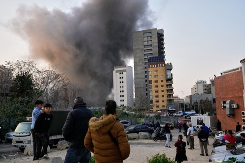 Sale humo de un edificio tras un bombardeo israelí en Beirut el 12 de marzo del 2026. (AP foto/Hussein Malla)