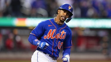 El puertorriqueño Francisco Lindor recorre las bases luego de conectar un jonrón ante los Filis de Filadelfia, en el duelo del martes 30 de mayo de 2023 (AP Foto/Frank Franklin II)