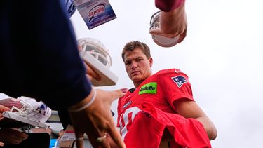 Drake Maye, quarterback de los Patriots de Nueva Inglaterra, firma autógrafos después de la práctica del equipo en el campamento de entrenamiento, el jueves 30 de julio de 2026, en Foxborough, Massachusetts. (AP Foto/Charles Krupa)