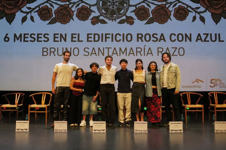 El productor Carlos Quiñones, de izquierda a derecha, la actriz Valeria Venegas, el actor Jade Reyes, el director Bruno Santamaría Razo, el actor Eduardo Gómez, la actriz Sofía Espinosa, la editora Andrea Rabasa Jofre y el director de fotografía Fernando Hernández García posan para una foto grupal en la conferencia de prensa de la película Seis meses en el edificio rosa con azul en el Festival Internacional de Cine de Morelia, en Morelia, México, el miércoles 21 de octubre de 2026. (Foto AP/Berenice Bautista)