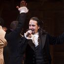 ARCHIVO - Lin-Manuel Miranda aparece en el final de la función inaugural de Hamilton en el Teatro Richard Rodgers en Nueva York, el 6 de agosto de 2015. (Foto Charles Sykes/Invision/AP, archivo)