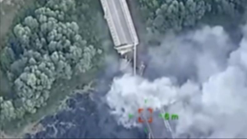 En esta imagen proporcionada por la oficina de prensa del Ministerio ucraniano de Defensa, un puente de importancia estratégica sobre el río Seym es destruido por tropas ucranianas mientras continúan su incursión en la región de Kursk, Rusia, el viernes 16 de agosto de 2024. (Oficina de prensa del Ministerio ucraniano de Defensa via AP)