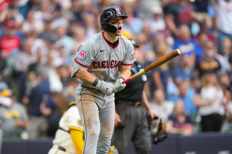 Travis Bazzana, de los Guardianes de Cleveland, reacciona al conectar un jonrón durante la séptima entrada de un partido de béisbol contra los Cerveceros de Milwaukee, el jueves 18 de junio de 2026, en Milwaukee. (Foto AP/Kayla Wolf)