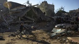 Palestinos buscan cadáveres y sobrevivientes entre los escombros de un edificio residencial destruido en un ataque aéreo de Israel, en Rafah, en el sur de la Franja de Gaza, el 15 de diciembre de 2023. (AP Foto/Fatima Shbair)