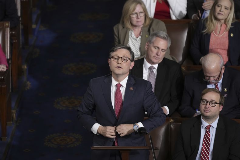 El representante republicano Mike Johnson vota por sí mismo para la `presidencia de la Cámara de Representantes en el Capitolio, Washington, miércoles 25 de octubre de 2023. Los republicanos eligieron a Mike Johnson, un dirigente profundamente conservador pero poco conocido, presidente de la Cámara de Representantes el miércoles, poniendo fin momentáneamente al caos en su bloque mayoritario.. (AP Foto/J. Scott Applewhite)