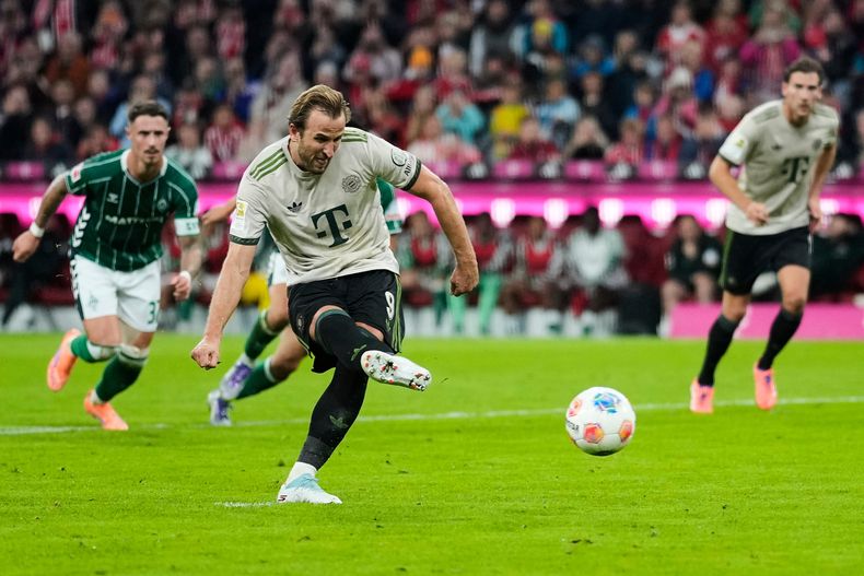 Harry Kane anota de penal el segundo gol de Bayern Múnich ante Werder Bremen en la Bundesliga, el viernes 26 de septiembre de 2025. (AP Foto/Matthias Schrader)