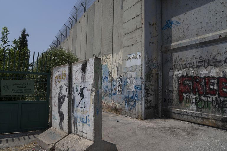 Grafiti de Banksy en Cisjordania reaparece en Tel Aviv