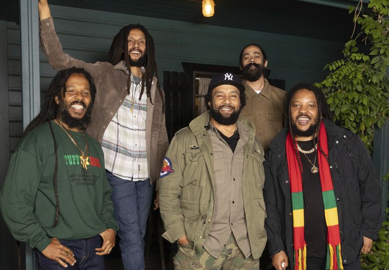 Ziggy Marley, de izquierda a derecha, Julian Marley, Ky-Mani Marley, Damian Marley y Stephen Marley posan para un retrato el domingo 22 de septiembre de 2024 en Nueva York. (Foto Matt Licari/Invision/AP)