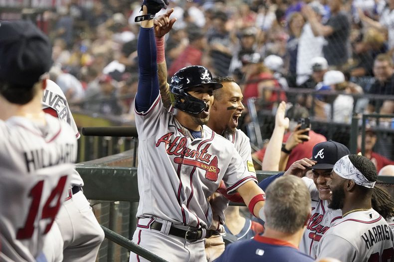 Eddie Rosario, centro, de los Bravos de Atlanta, celebra después de batear un grand slam en contra de los Diamondbacks de Arizona durante la novena entrada del juego de béisbol, el domingo 4 de junio de 2023, en Phoenix. (AP Foto/Darryl Webb)
