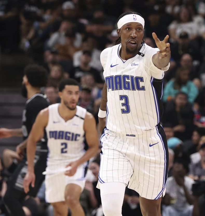 Kentavious Caldwell-Pope, del Magic de Orlando, festeja tras encestar ante los Spurs de San Antonio, el martes 1 de abril de 2025 (AP Foto/Kin Man Hui)