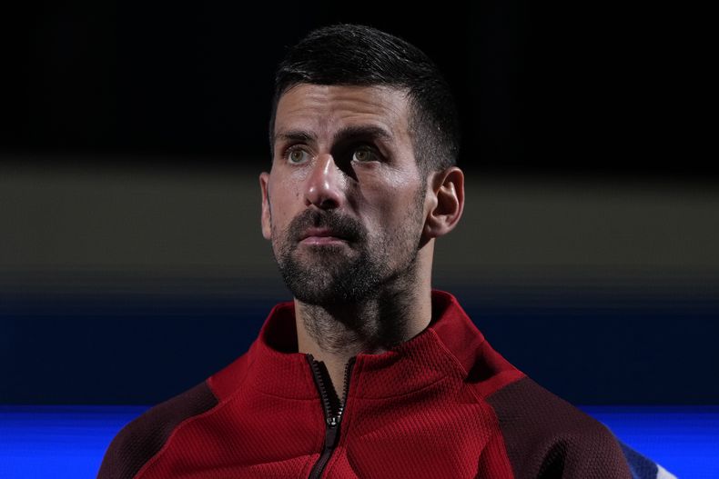 Novak Djokovic tras perder la final del Masters de Shanghái ante el italiano Jannik Sinner, el domingo 13 de octubre de 2024. (AP Foto/Andy Wong)