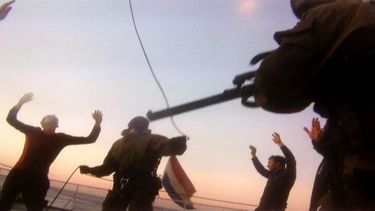 americateve | Una escena en que guardias costeros de Rusia detienen a los miembros del buque Artic Sunrise del Greenpeace el 19 de septiembre del 2013 captada en una imagen de video captada por un tel&eacute;fono celular divulgada por Greenpeace el mi&eacute;rcoles 2 d