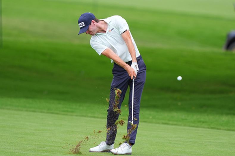 Alex Smalley realiza su golpe desde el fairway del hoyo 9 en la primera ronda del torneo Colonial en Fort Worth, Texas, el jueves 28 de mayo de 2026 (AP Foto/LM Otero)