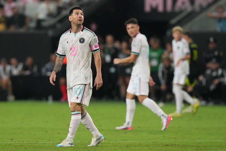 Lionel Messi, del Inter Miami, mira el reloj durante el partido ante el Crew de Columbus, el sábado 1 de agosto de 2026 (AP Foto/Marta Lavandier)