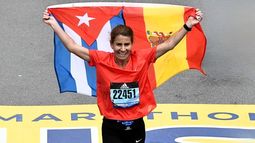 activista cubana ondea bandera en maraton de madrid en apoyo a presos politicos