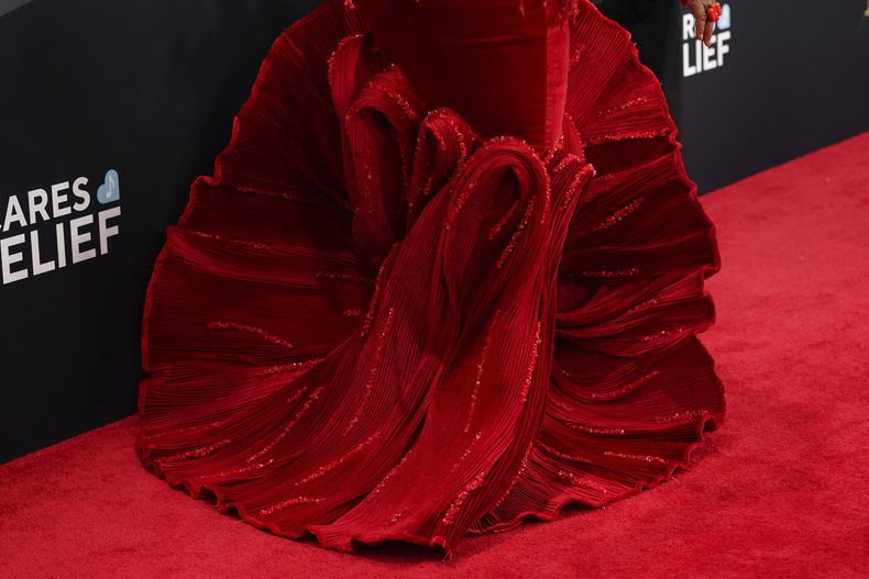 Yemi Alade llega a la 67ª entrega anual de los Grammy el domingo 2 de febrero de 2025 en Los Ángeles. (Foto Jordan Strauss/Invision/AP)