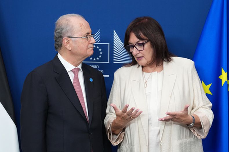 La comisaria europea para el Mediterráneo, Dubravka Suica, derecha, conversa con el primer ministro palestino Mohammad Mustafa tras participar en una ceremonia de firma durante una reunión del Grupo de Donantes Palestinos en la sede de la UE en Bruselas, el lunes 13 de julio de 2026. (Foto AP/Marius Burgelman)