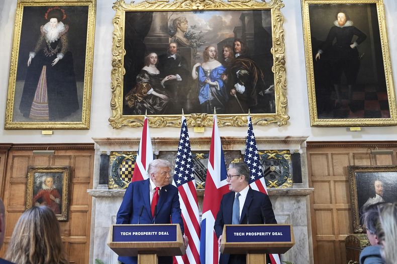 El presidente estadounidense Donald Trump y el primer ministro británico Keir Starmer en su conferencia de prensa conjunta en Chequers cerca de Aylesbury, Inglaterra, el 18 de septiembre del 2025. (AP foto/Evan Vucci)