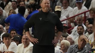 El entrenador de los Bucks de Milwaukee Mike Budenholzer durante el cuarto juego de la serie contra el Heat de Miami en los playoffs de la NBA, el lunes 24 de abril de 2023, en Miami. (AP Foto/Marta Lavandier)