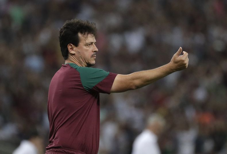 En foto del 27 de junio del 2023, l técnico del Fluminese Fernando Diniz dirige al equipo en el encuentro ante el Sporting Cristal de Perú en la Copa Libertadores. El martes 4 de julio del 2023, anuncian a Diniz como seleccionador de Brasil por 12 meses. (AP Foto/Bruna Prado)