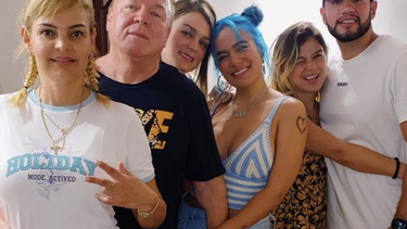 inicio gente cine y tv musica variedades tendencias ¡el amor esta en el aire! los papas de karol g demuestran cuanto se aman