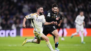 Dani Carvajal (izquierda) del Real Madrid disputa el balón con Khvicha Kvaratskhelia del Napoli durante el partido de la Liga de Campeones, el miércoles 29 de noviembre de 2023, en Madrid. (AP Foto/Manu Fernández)